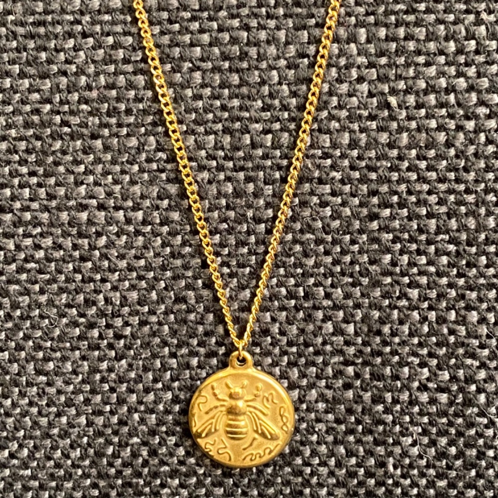 Gold Coin Bee 🐝 Pendant Necklace - Elegant Women's Layering Chain - Picture 3 of 6